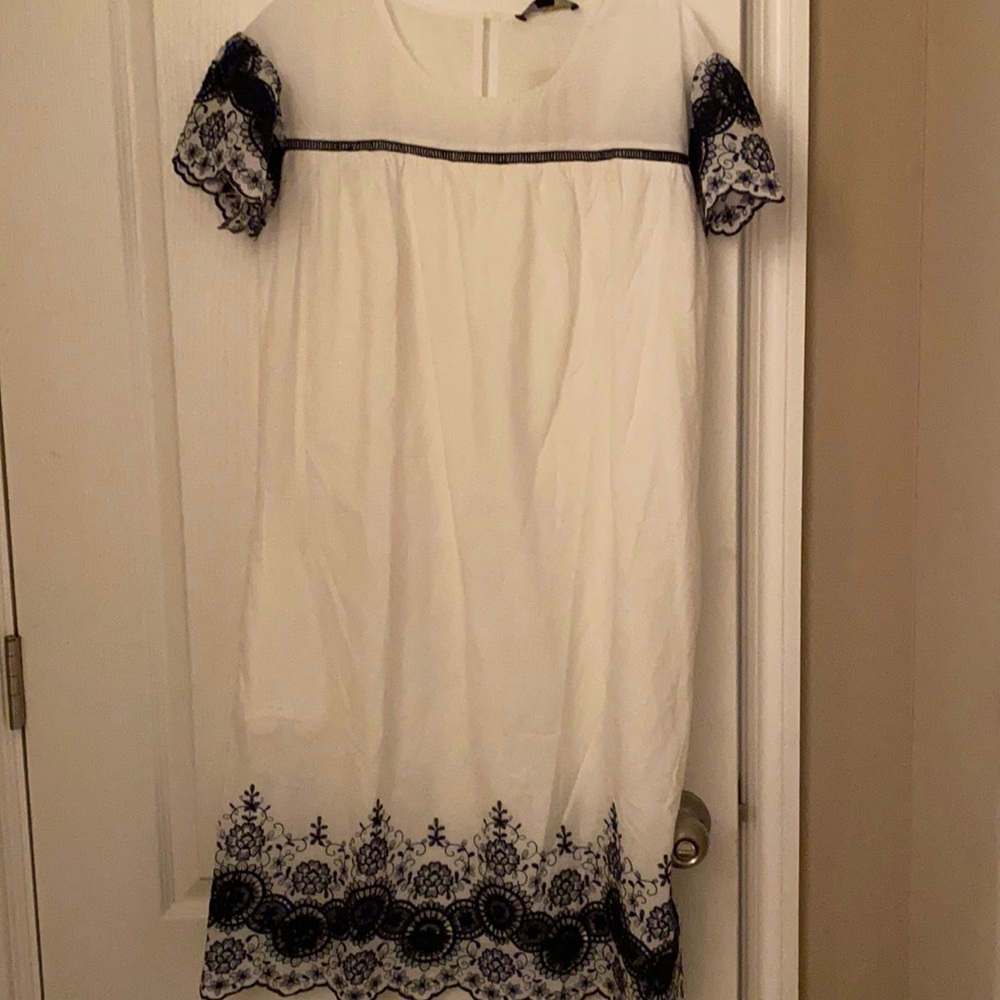 Suzanne Betro white/navy Flutter sleeve dress